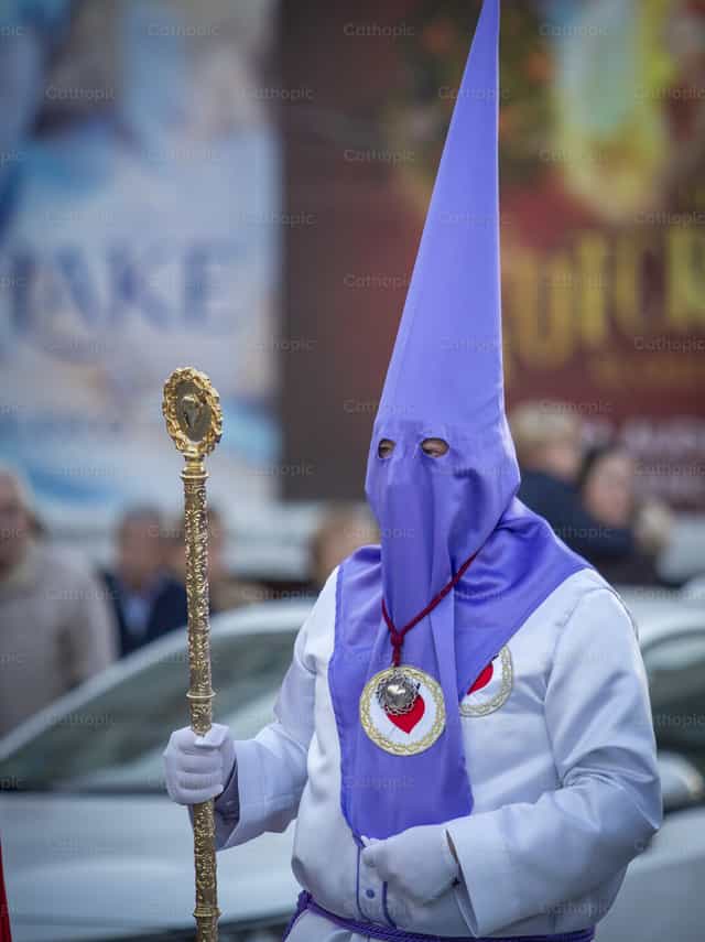 Penitente con capirote en Espana Cofradía - Banco de imágenes católicas - Fotografía por Yandry Fernández Perdomo