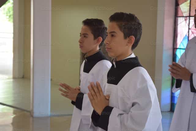 O serviço do acólito - Imagens católicas de stock