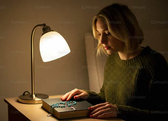 Estudio a la Luz de la Fe - Banco de imágenes católicas - Fotografía por Noemí Márquez