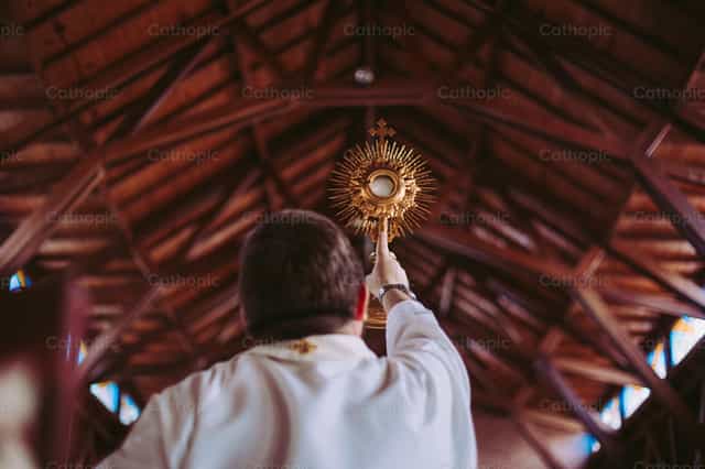 Adoração Eucarística - Imagens católicas de stock