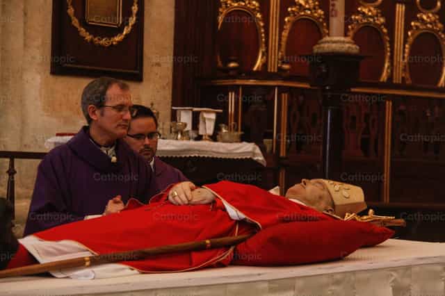 De priester voor zijn meester - Katholieke stockfoto's - Foto door Yandry Fernández Perdomo