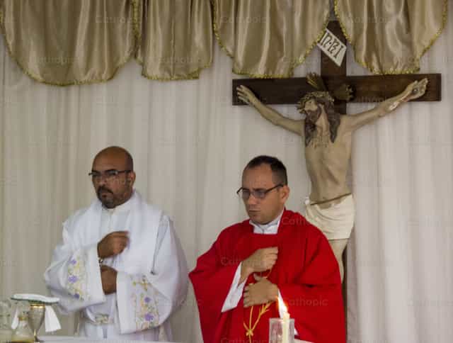 Papok misét mutatnak be - Katolikus stockképek - Fotó: Carlos Daniel