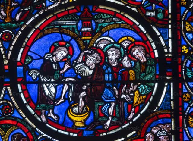 Buntglasfenster mit Jesus beim Waschen der Füße - Katholische Stockfotos - Foto von Joan Sutter