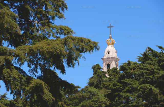A lo lejos el santuario de Fatima - Banco de imágenes católicas