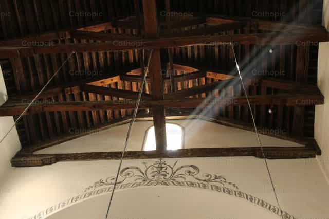 Entrada de luz en la iglesia - Banco de imágenes católicas