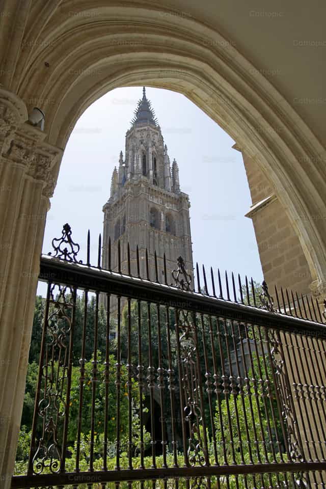Portal a una iglesia - Banco de imágenes católicas - Fotografía por nuea