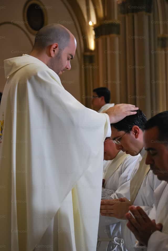Ordenacion sacerdotal en Guayaquil - Banco de imágenes católicas