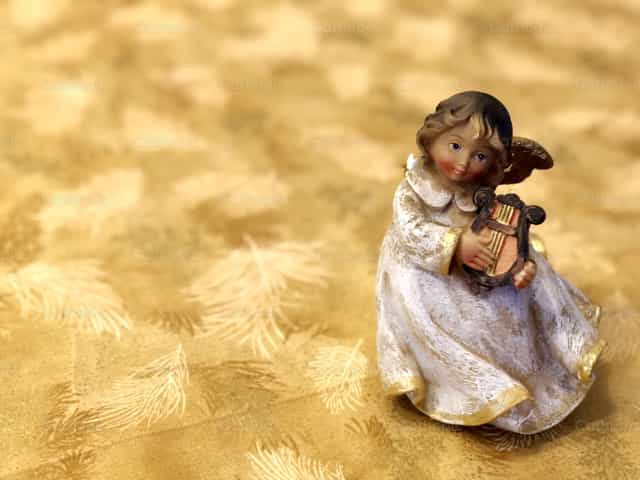 Piccola scultura di cherubino - Immagini stock cattoliche