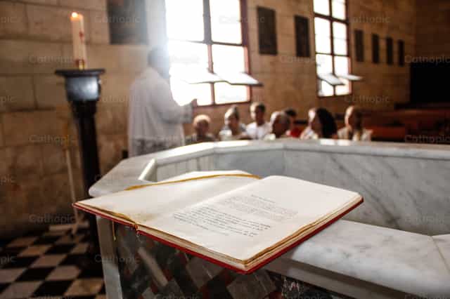Prêtre prêchant - Images catholiques de stock