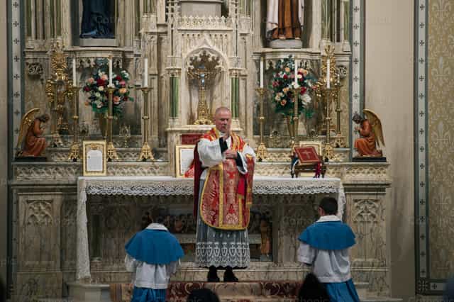 El sacerdote da la bendición final - Banco de imágenes católicas - Fotografía por Carlos Sierra