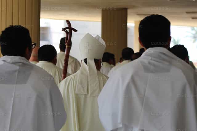 Évêque en procession - Images catholiques de stock