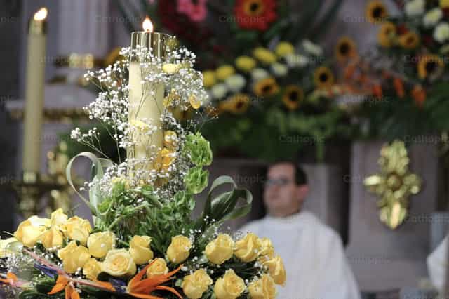 Osterkerze unter Blumen - Katholische Stockfotos