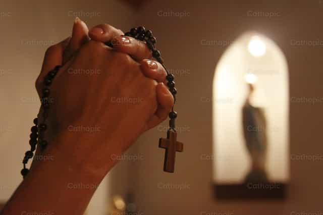 Rezando el Rosario - Banco de imágenes católicas
