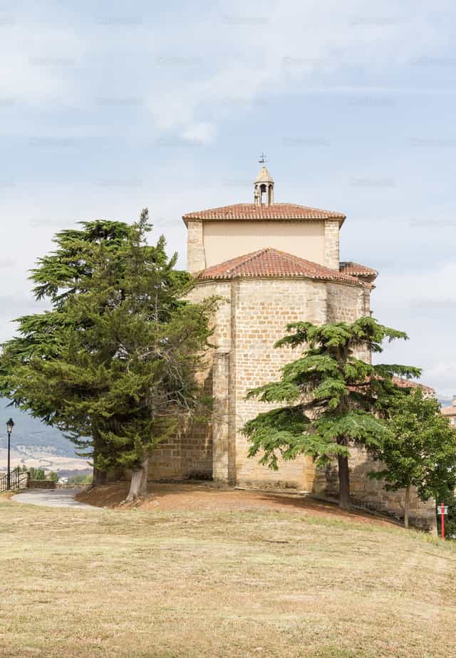 Iglesia en la colina - Banco de imágenes católicas