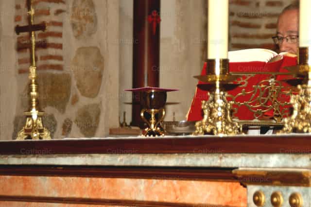 Celebración Eucarística - Banco de imágenes católicas