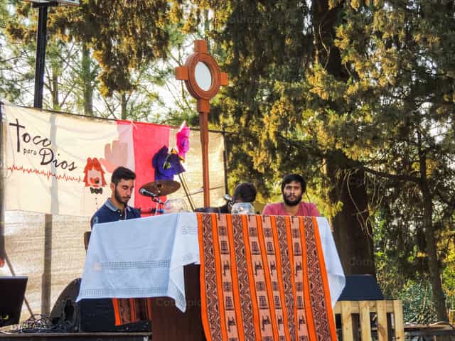 Jovenes adoradores - Banco de imágenes católicas