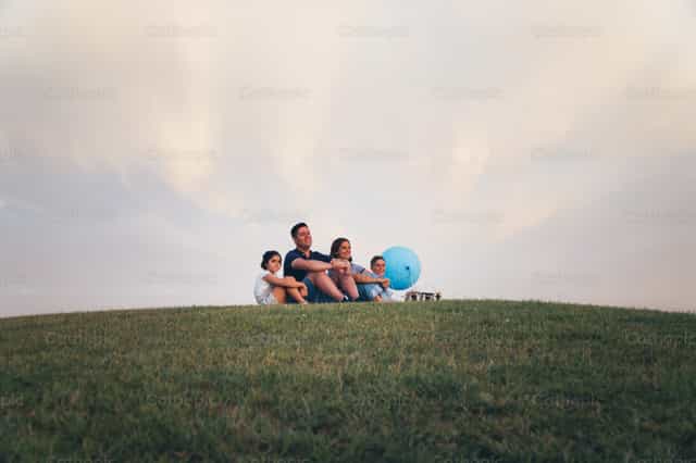 Familia unida viendo la puesta de sol - Banco de imágenes católicas - Fotografía por Almures Studio