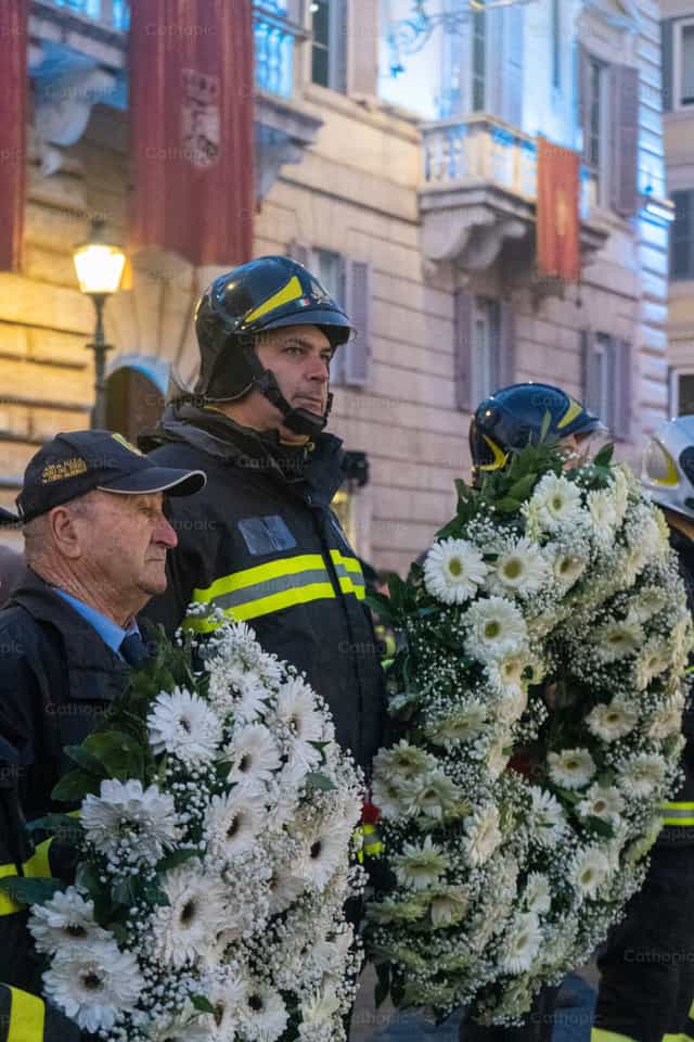 Ofrenda florar de los Bomberos - Banco de imágenes católicas - Fotografía por Lupe Belmonte