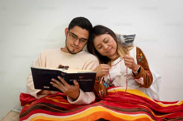 Casal em oração - Imagens católicas de stock