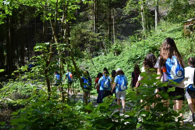 Jovenes haciendo una excursión - Banco de imágenes católicas - Fotografía por Lupe Belmonte