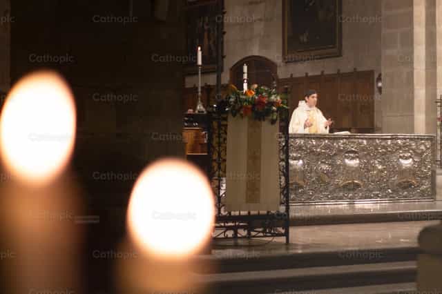 Bénédiction des cierges - Images catholiques de stock