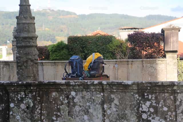 Mga backpack ng peregrino sa Camino de Santiago - Mga Catholic stock image