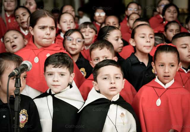 Coro de niños - Banco de imágenes católicas