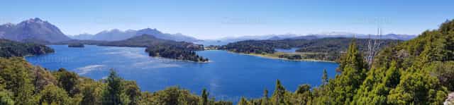 Vista panorâmica do Lago Nahuel Huapi - Imagens católicas de stock