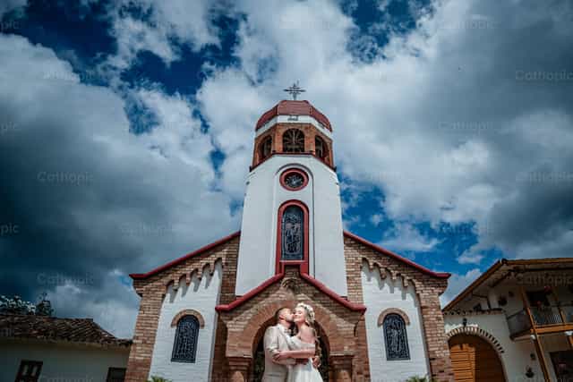 Portrait of Newlyweds - Catholic stock images - Photo by Gisela Giraldo Fotografia