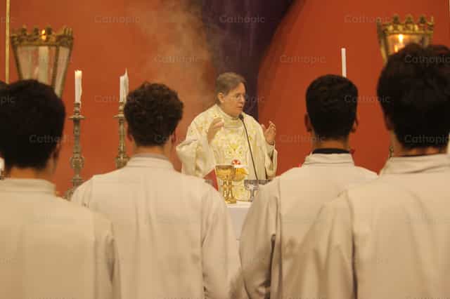 Le prêtre et les servants d’autel - Images catholiques de stock