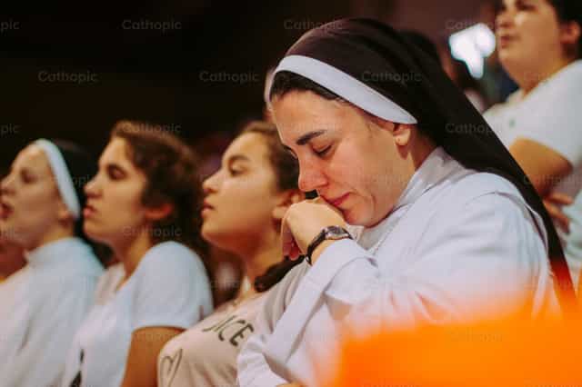 Irmã em oração - Imagens católicas de stock - Foto de Amor Santo