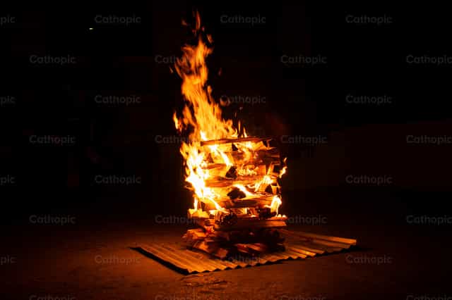 Fuego - Banco de imágenes católicas - Fotografía por Jorge Luis Acasiete Conza