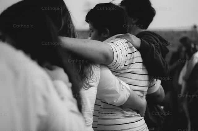 Jeunes qui s’embrassent - Images catholiques de stock - Photo de Amor Santo