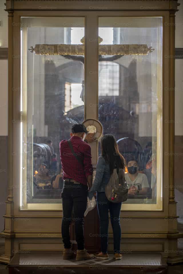 Encomendandose en pareja - Banco de imágenes católicas - Fotografía por mmijangos
