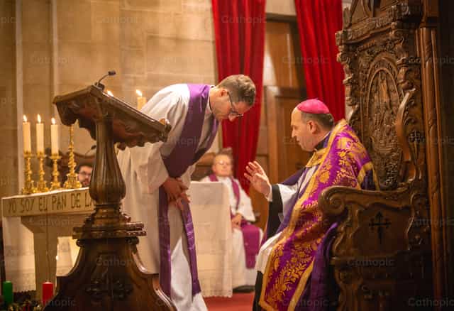 Bischof segnet den Priester vor dem Evangelium - Katholische Stockfotos - Foto von Yandry Fernández Perdomo