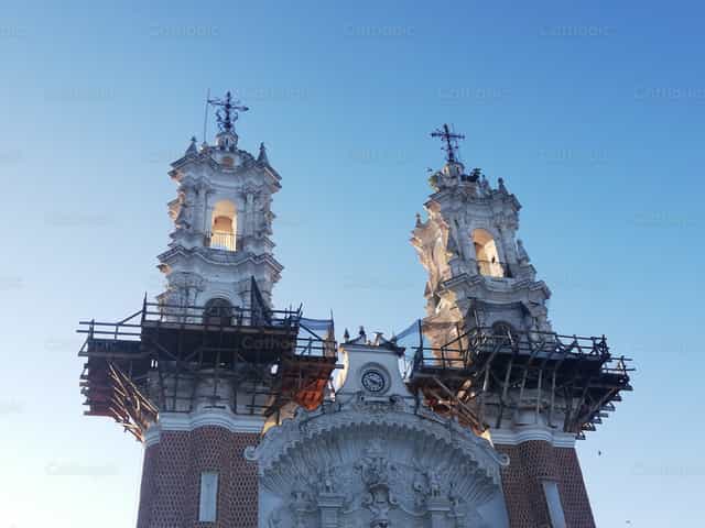Igreja em estilo colonial no México - Imagens católicas de stock