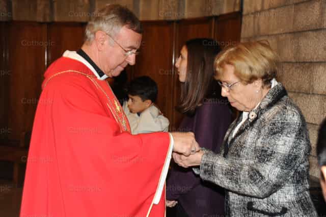 El sacerdote da la comunion - Banco de imágenes católicas