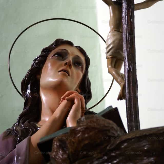 Madre Rogando al Senor - Banco de imágenes católicas
