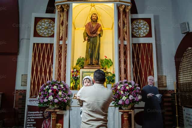 Presentación de una niña recién bautizada a San Judas Tadeo en El Santuario, Antioquia - Banco de imágenes católicas
