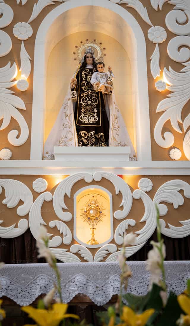Altar de Nossa Senhora do Carmo - Imagens católicas de stock - Foto de Carolina BR