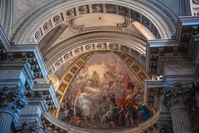 La Iglesia ofreciéndose a María - Banco de imágenes católicas - Fotografía por Yandry Fernández Perdomo