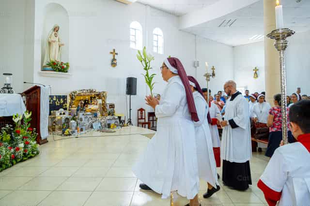 Monjas camino del altar - Banco de imágenes católicas - Fotografía por Hein Palma