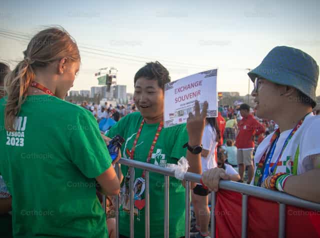 Jovenes intercambiando regalos en la JMJ Lisboa 20 - Banco de imágenes católicas - Fotografía por Yandry Fernández Perdomo