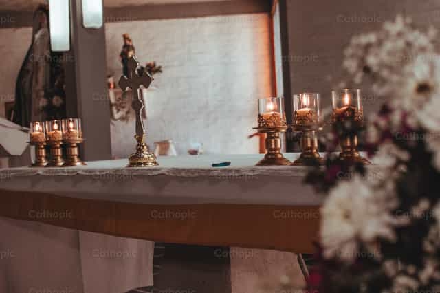 Kerzen auf dem Altar - Katholische Stockfotos