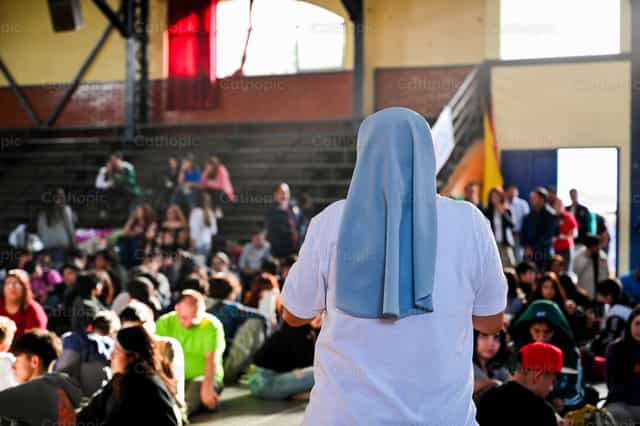 Religiosa y jovenes - Banco de imágenes católicas - Fotografía por Gabriela Aguilera