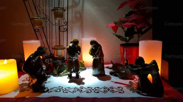 Figurines de la Nativité à la maison - Images catholiques de stock