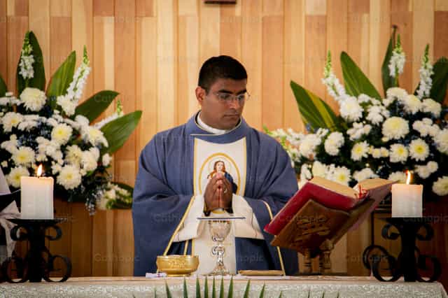 Sacerdocio - Banco de imágenes católicas