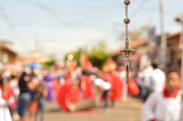 Rosenkranzkreuz unter jungen Menschen - Katholische Stockfotos