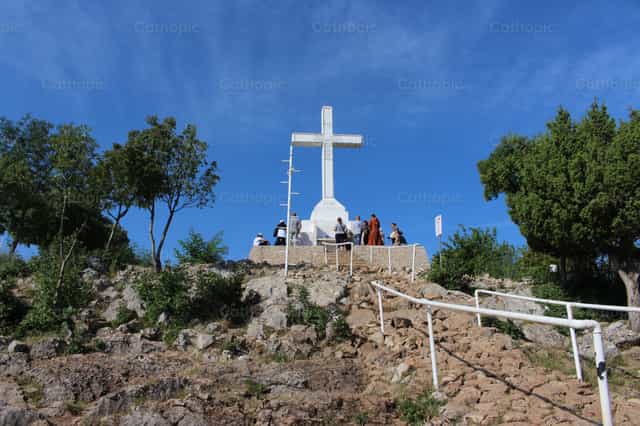 Cruz en el monte - Banco de imágenes católicas