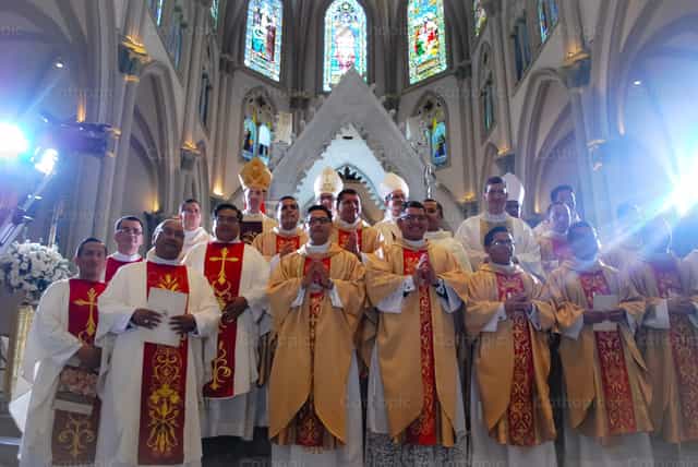 Ordination sacerdotale - Images catholiques de stock